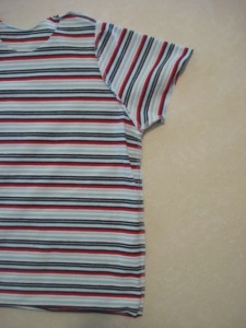 Place the front and back together again and sew the sides of the t-shirt, including the sleeves. 