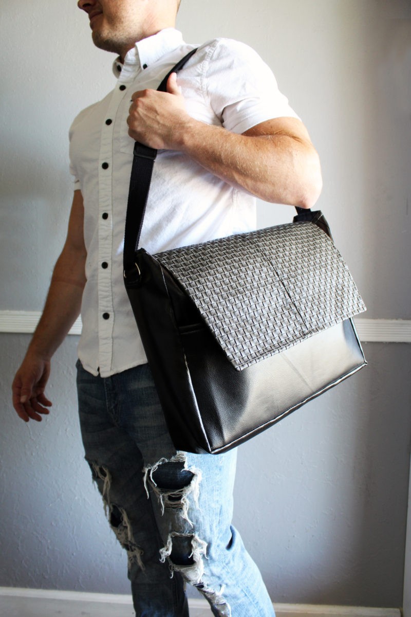 FREE EASY SEWING PATTERN: the Boston Messenger Bag